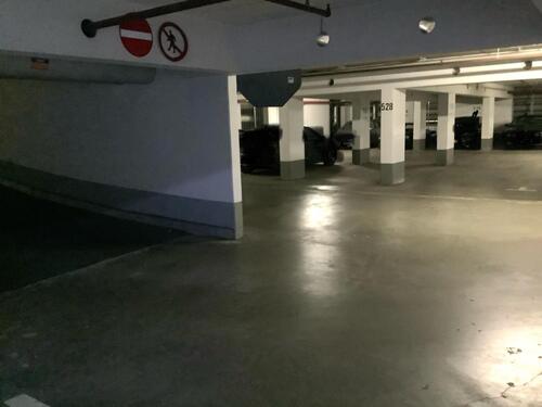 Foto - Tiefgaragenstellplatz - 100,00 EUR Miete,