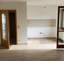 kleine 2 Zi-Whg mit großer Ausicht vom Balkon im DG - Aldersbach