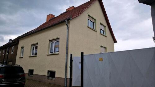 Foto - Einfamilienhaus mit Nebengelaß, Hof, Garten und Garage