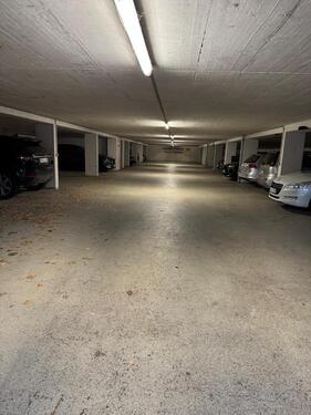 Foto - Garage (Abstellplatz in der Tiefgarage eines Hochhauses)