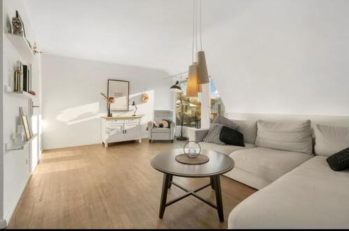 Foto - Ein zweistöckiges Haus in Poppenbüttel mit vier Zimmern.