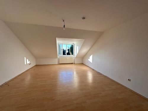 Foto - Altötting – Helle 2-Zimmer-Dachgeschosswohnung mit Einbauküche, T
