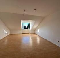 Altötting – Helle 2-Zimmer-Dachgeschosswohnung mit Einbauküche, T