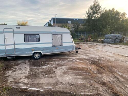 Foto - Stellplatz für: Wohnwagen, -Mobil, Auto, Boot usw.