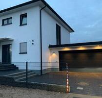 Exklusives Einfamilienhaus mit PV, Doppegarage - Schutterwald