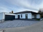 Foto - Erstbezug – Neubau-Bungalow mit Doppelgarage und Terrasse in BW