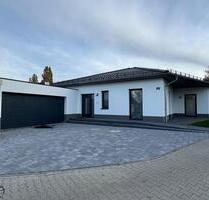 Erstbezug – Neubau-Bungalow mit Doppelgarage und Terrasse in BW - Bad Wildungen