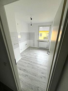 Foto - Renovierte 2 Zimmer Wohnung - Küche, Diele + Bad - zentrale Lage - guter ÖPNV-Anschluß