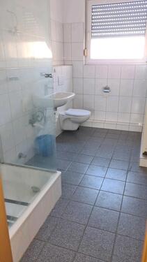 Foto - 2 Zimmer, eingerichtete. Küche, Diele, Bad mit Wanne.