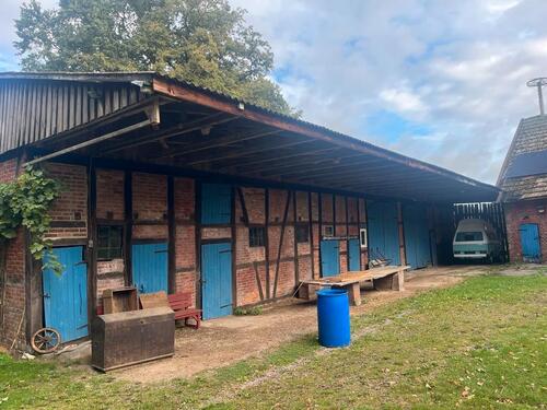 Foto - Stellplatz Wohnwagen, Boot in Scheune