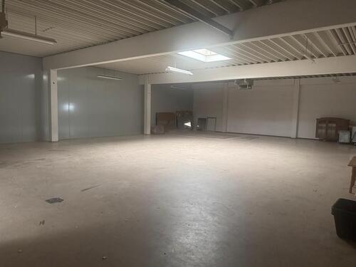 Foto - Lagerhalle und Büroflächen - 4.455,00 EUR Kaltmiete,
