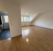 Moderne, frisch renovierte 3,5-Zimmer-Dachgeschosswohnung inklusive neuer Einbauküche in Oberhausen