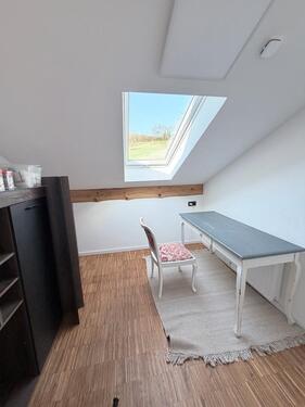 Foto - **Frisch renoviertes Wohnglück im Dachgeschoss –