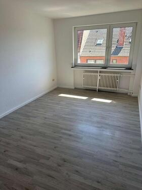 Foto - Ab sofort: helle 3-Zimmer Dachgeschosswohnung in zentraler Lage von Wilhelmshaven