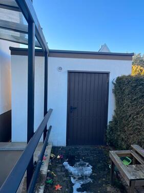 Foto - Fertiggarage mit automatischem Tor und separater Tür