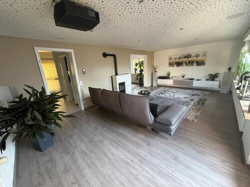 Foto - Freistehendes Einfamilienhaus mit 6 Zimmer, 2 Garagen, PV & Solar