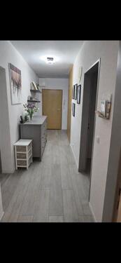 Foto - Helle Etagenwohnung, 1. OG mit Balkon und sep. WC