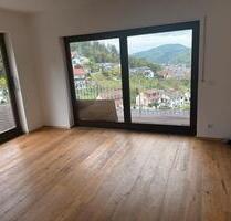 Frisch renovierte Dreizimmerwohnung mit Küche, Bad, Balkon - Gorxheimertal
