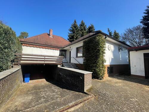 Foto - Walmdachbungalow mit großem Grundstück