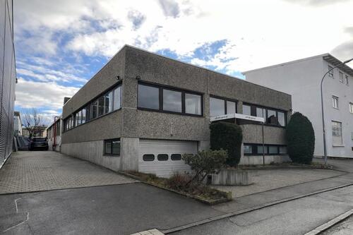 Foto - Modernisiertes Gewerbeanwesen mit Wohnung, Büroflächen und Aufstockungspotenzial
