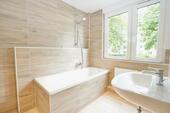 Foto - Erstbezug nach Sanierung - mit Wanne und Dusche