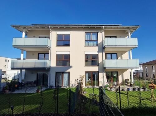 Foto - Traumwohnung mit Tageslichtbad, Einbauküche, Abstellraum u. großer Südwest-Terrasse mit Garten!