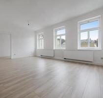 Erholungsort Sebnitz: Sanierte Altbauwohnung mit 93 m2 Wohnfläche, vier Zimmern, zwei Bädern & EBK!