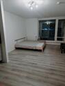 Foto - Schönes möbliertes Zimmer mit Einbauküche