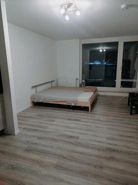 Foto - Schönes möbliertes Zimmer mit Einbauküche