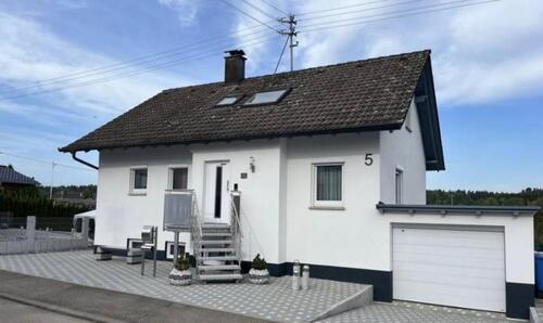 Foto - Einfamilienhaus mit Garage und großem Doppelcarport in Königsheim