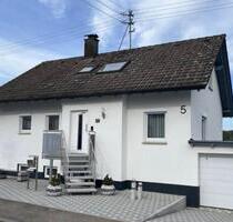 Einfamilienhaus mit Garage und großem Doppelcarport in Königsheim