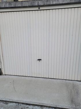 Foto - sehr geräumige Garage für Hobby oder KFZ