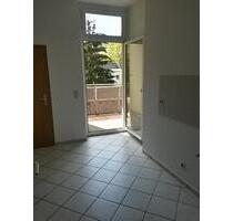 Geräumige 2 Zimmerwohnung (auf Wunsch mit EBK) mit Balkon im Zentrum Plauens!