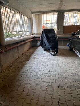 Foto - Stellplatz für Motorrad oder Roller in Tiefgarage zu vermieten.