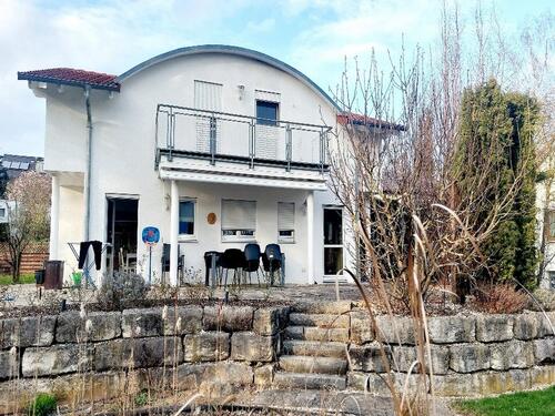 Foto - Schöner Wohnen im 5,5-Zi-Einfamilienhaus mit großem Garten, Naturteich und Doppelgarage