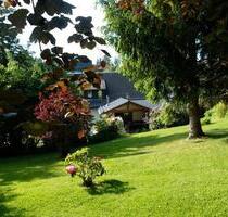 Attraktives 1-2 Familienhaus mit traumhaftem Grundstück und Pool - Claußnitz