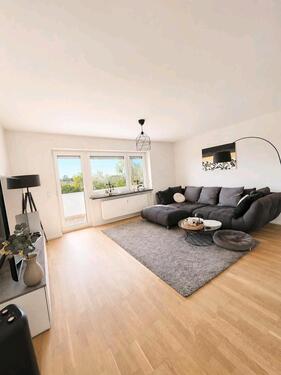 Foto - Renovierte 3 Zimmer Wohnung, 77qm, mit Balkon und Tiefgarage