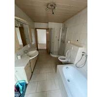 geräumige 3 Zimmer, Küche, Bad Wohnung mit Stellplatz - Breitenbach am Herzberg