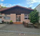 Foto - Bungalow mit angrenzendem Garten und vermietetem 3-Familienhaus