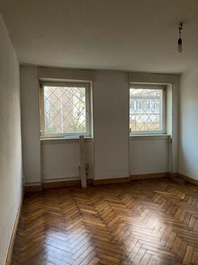 Foto - Schönes Zimmer mit zwei Fenstern im Souterrain