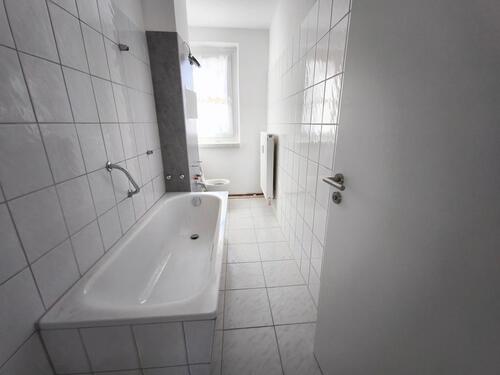 Foto - Erdgeschosswohnung mit Balkon-frisch renoviert!