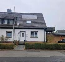 Doppelhaushälfte mit attraktiven Mieteinnahme bei vermietetem OG - Duisburg Rheinhausen