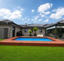 Exklusiver Winkelbungalow mit geh. Ausstattung, Pool & PV-Anlage - Harrislee