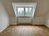 Foto - Sanierte 2-Zimmer-Dachgeschosswohnung in Bauhausnähe