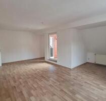 2-Raum-Wohnung DG mit Loggia - direkte Marktlage in Finsterwalde
