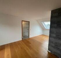 Helle 4,5 Zimmerwohnung im DG in Zweifamilienhaus mit Stellplatz - Spaichingen
