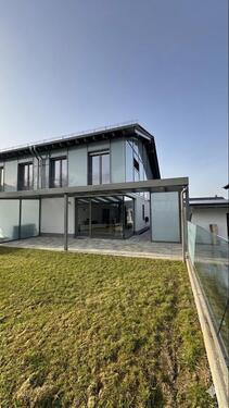 Foto - Moderne Doppelhaushälfte mit Garten & überdachter Terrasse am Sim