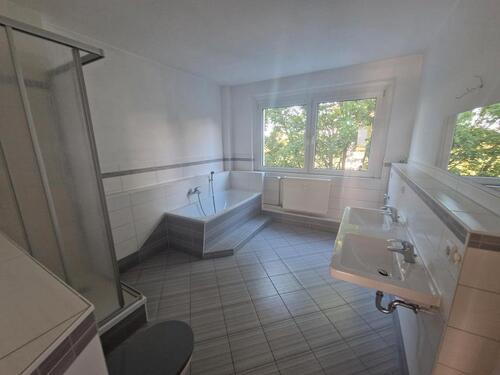 Foto - **WOHLFÜHLOASE**3-Zimmer-Wohnung Tageslichtbad mit Wanne+Dusche Balkon 3.Etage ab sofort