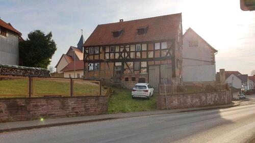 Foto - sanierungsbedürftiges Fachwerkhaus