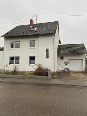 Foto - Helle 83m² 4-Zimmer-Wohnung (1. OG) in Geinsheim mit Ortsrandlage